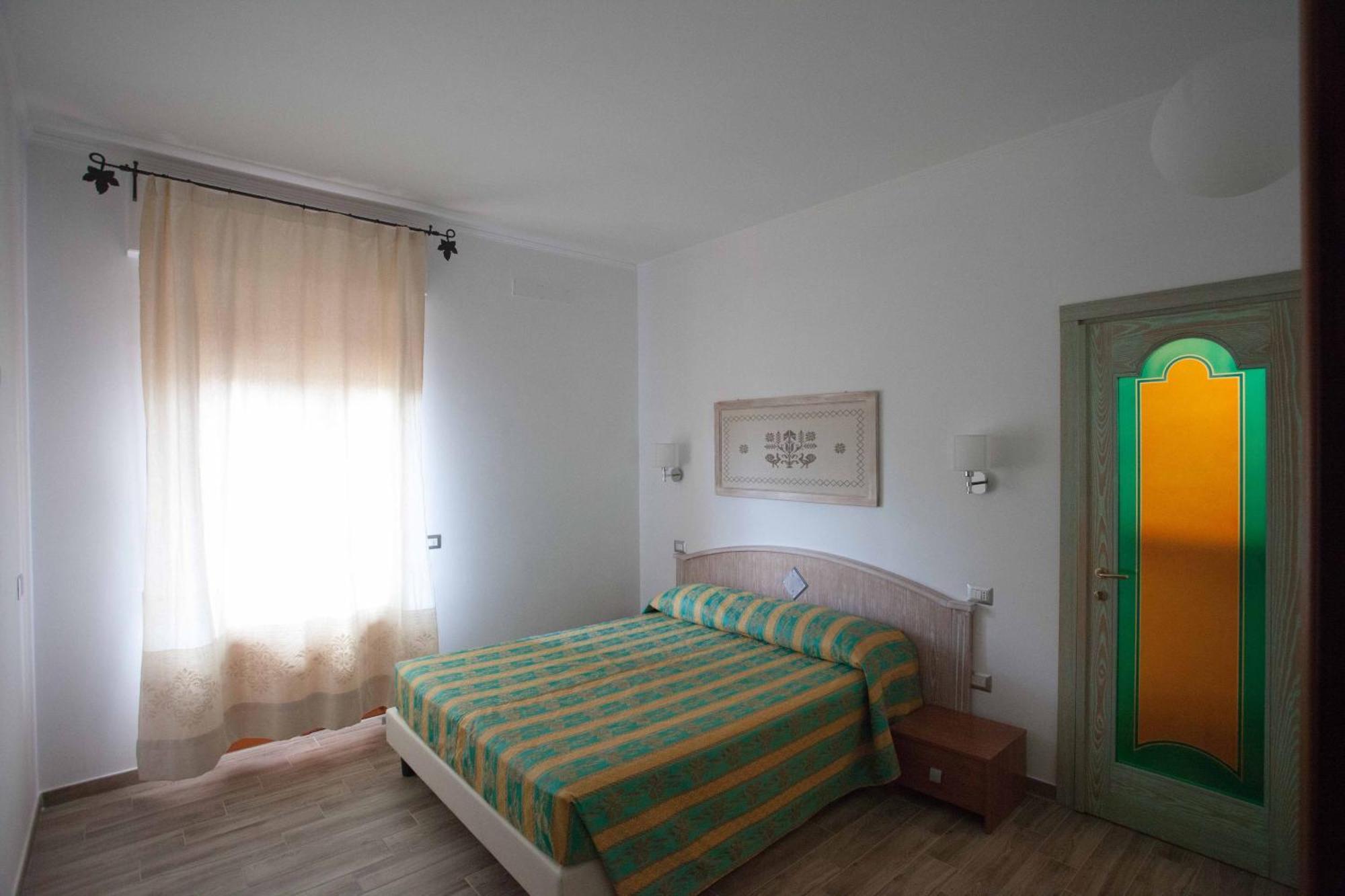 Locanda Degli Artisti Тортолі Екстер'єр фото