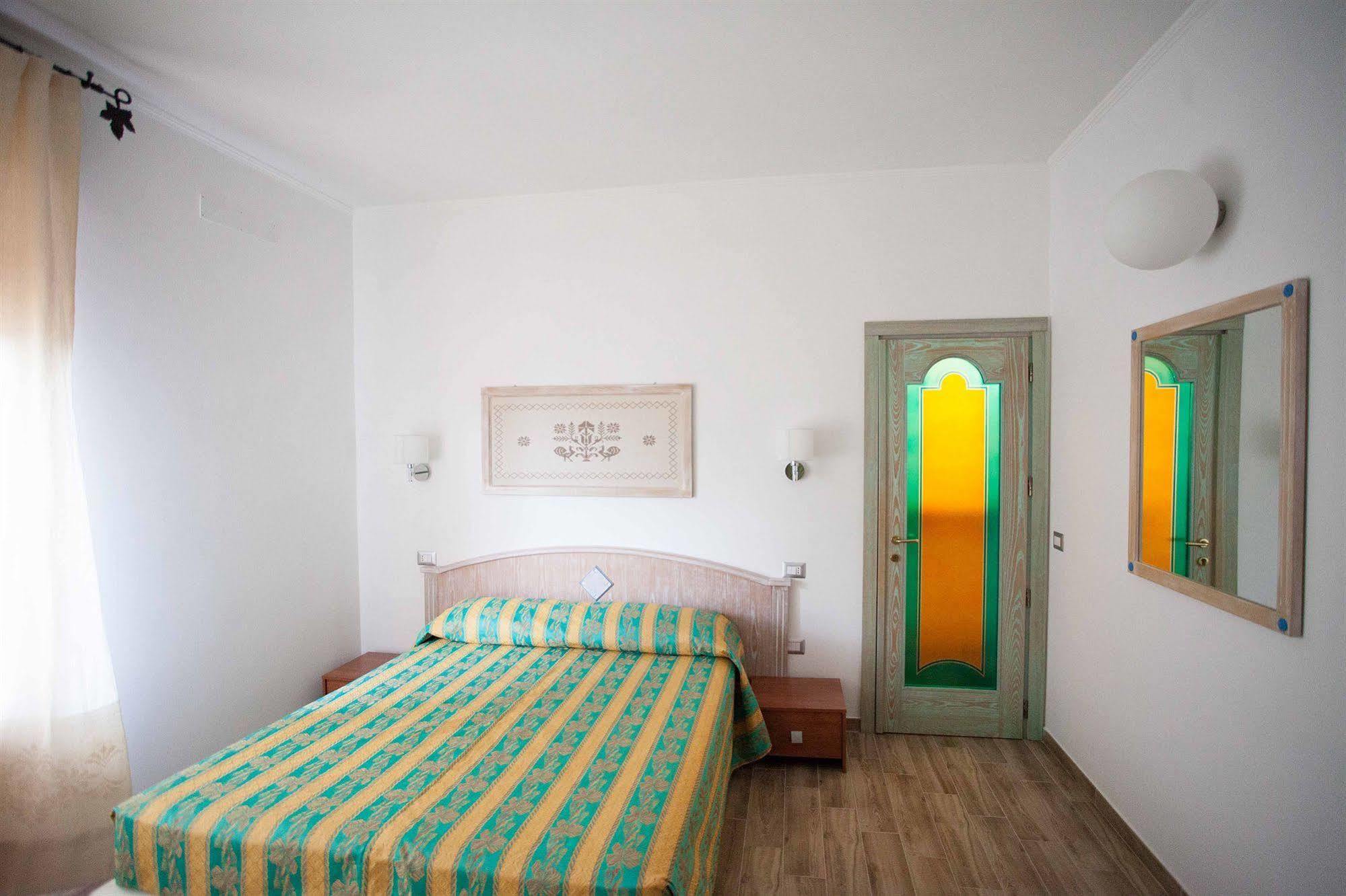 Locanda Degli Artisti Тортолі Екстер'єр фото