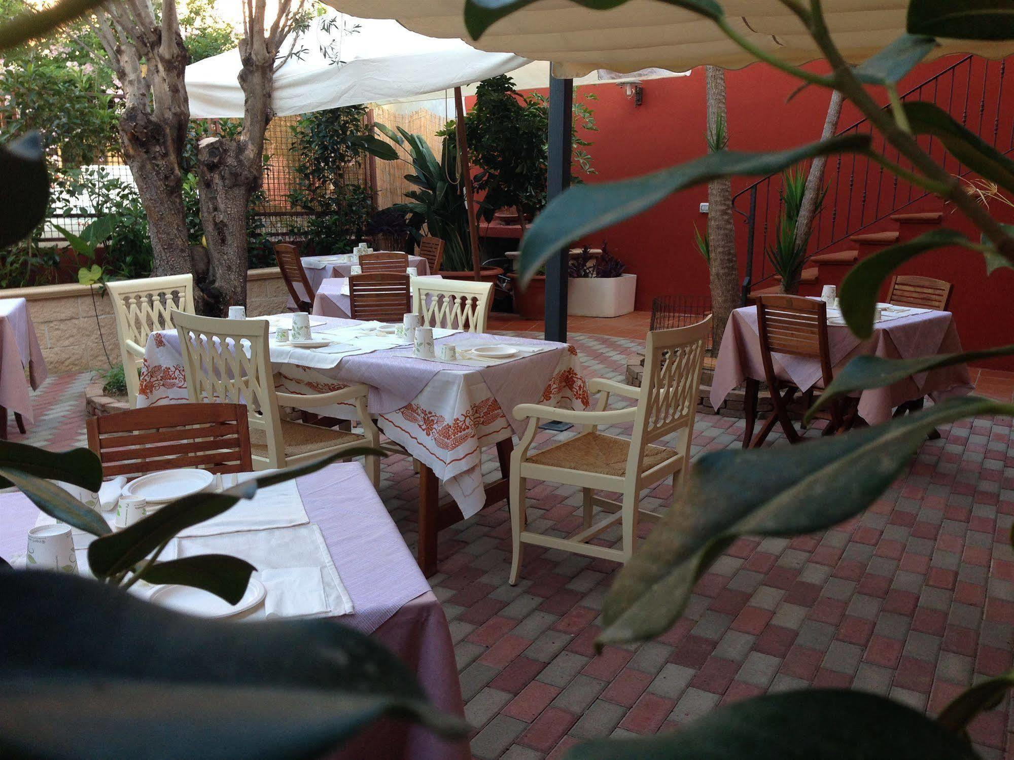 Locanda Degli Artisti Тортолі Екстер'єр фото
