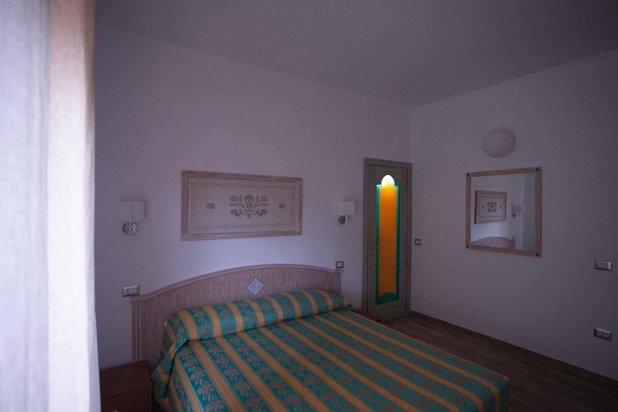 Locanda Degli Artisti Тортолі Екстер'єр фото