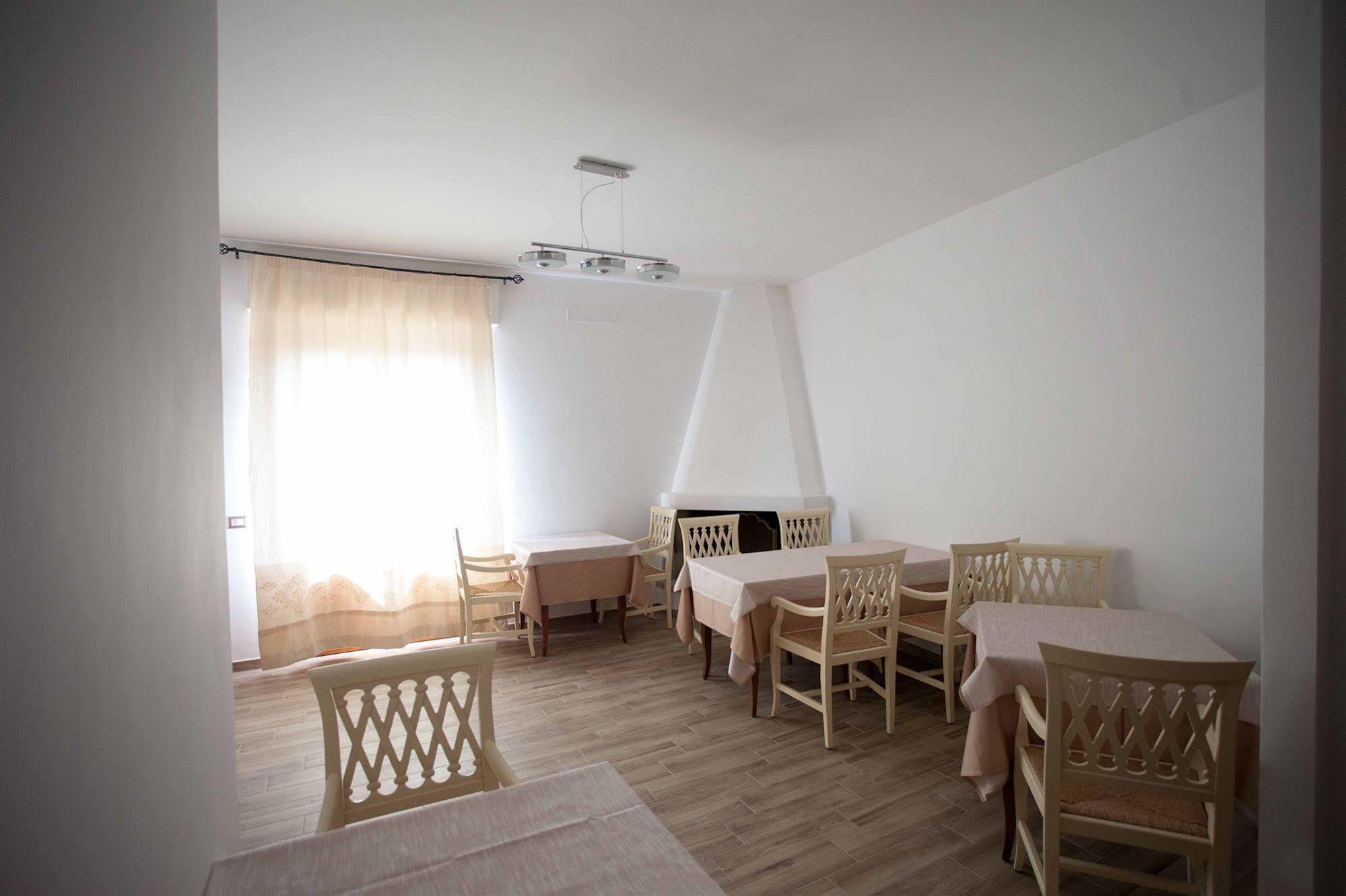 Locanda Degli Artisti Тортолі Екстер'єр фото