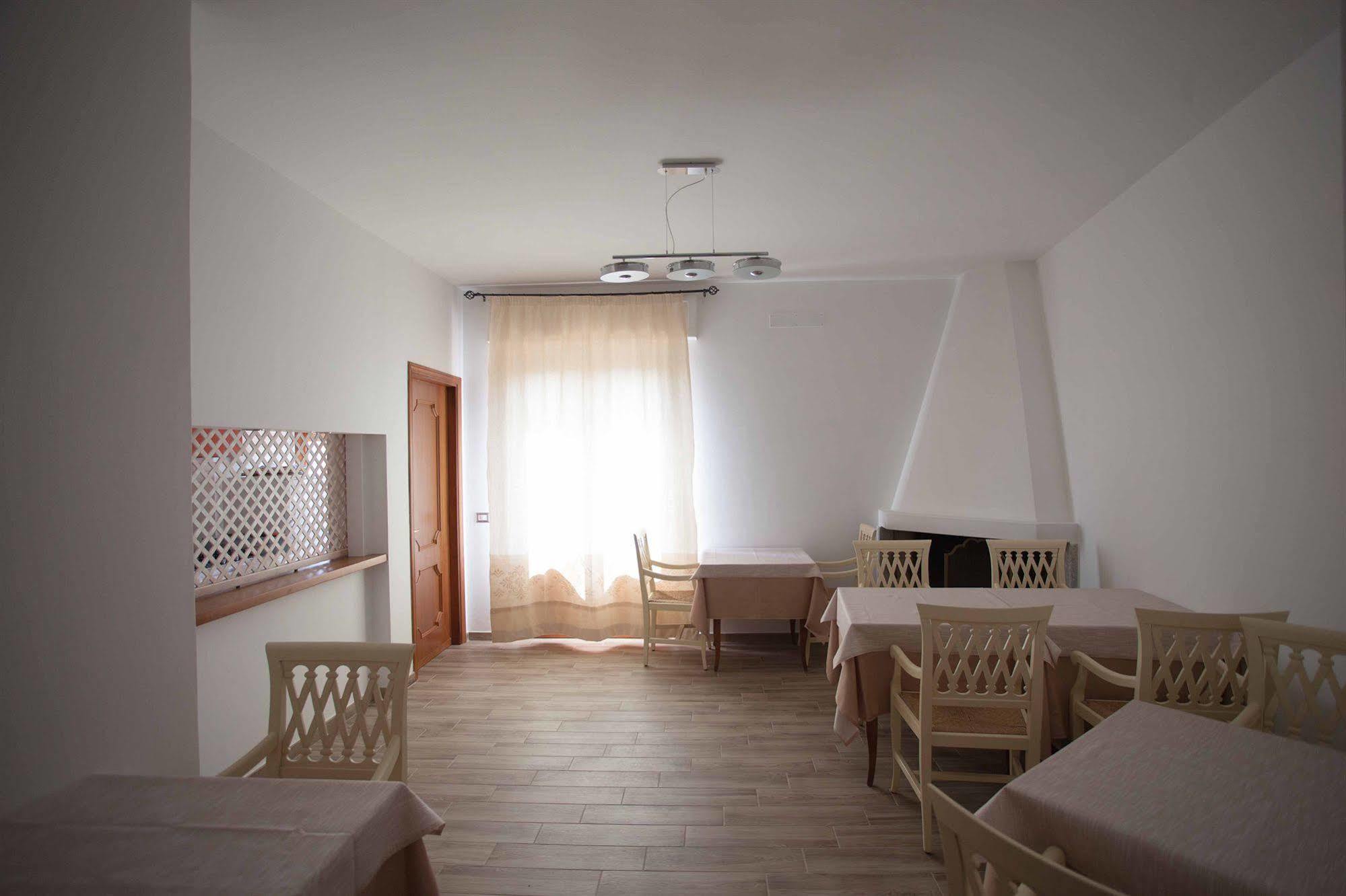 Locanda Degli Artisti Тортолі Екстер'єр фото